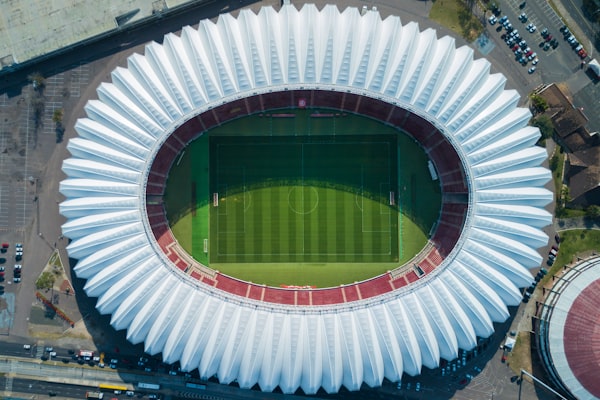 足球运动员倒挂金钩射门的精彩瞬间，身体舒展